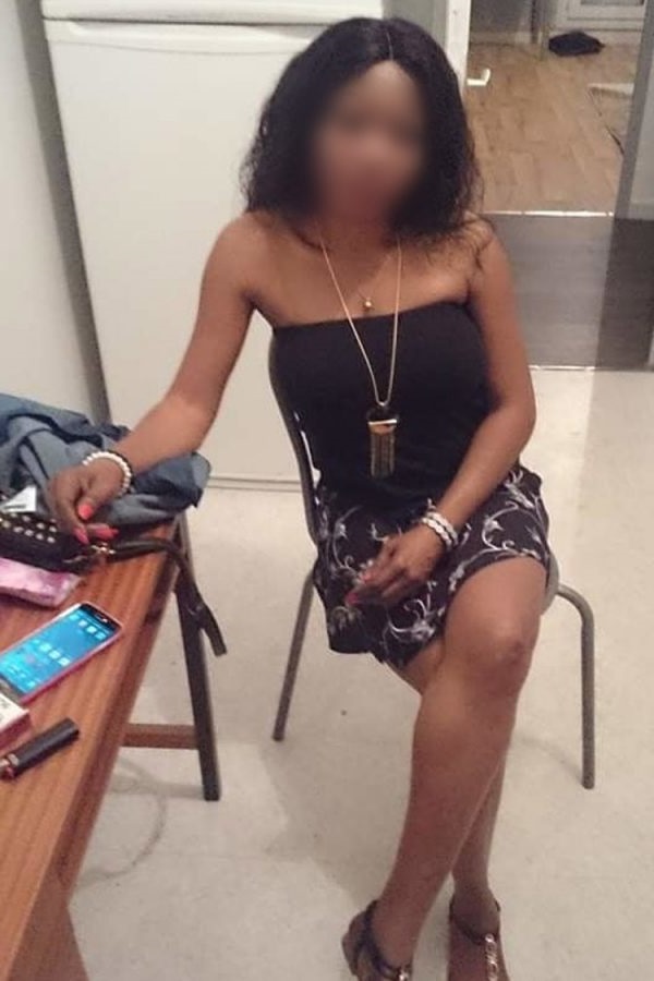 Coquine métisse de Troyes pour plan baise dans l'Aube